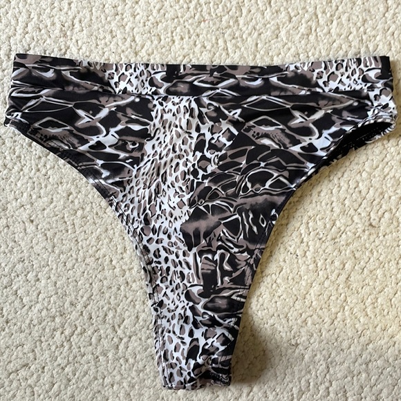 Bikini - Picture 11 of 15